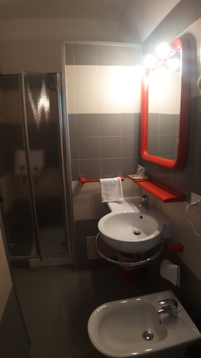 Bathroom 4, Hotel Cavalieri del Tau, Lucca