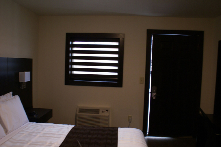Bedroom 4, Boarders Inn & Suites by Cobblestone Hotels - Syracuse, Hamilton