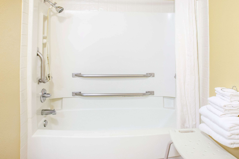 Bathroom 4, Super 8 by Wyndham Van Buren/Ft. Smith Area, Crawford