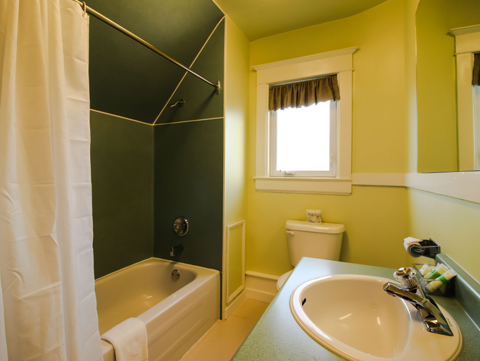 Bathroom 5, James Bay Inn Hotel & Suites, Capital