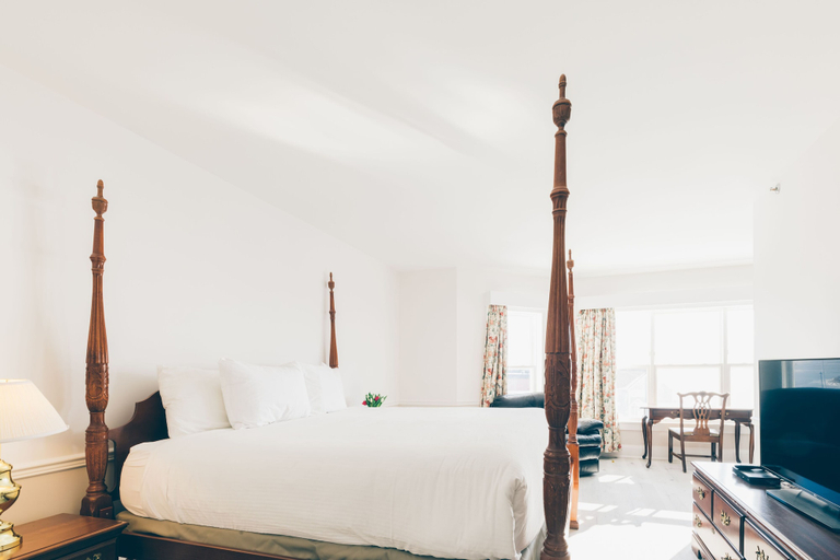 Bedroom 3, Loyalist Country Inn & Conference Centre, Prince