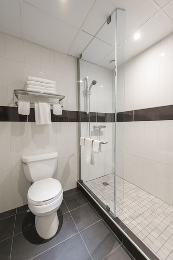 Bathroom 4, Hôtel & Suites Le Dauphin Drummondville, Drummond