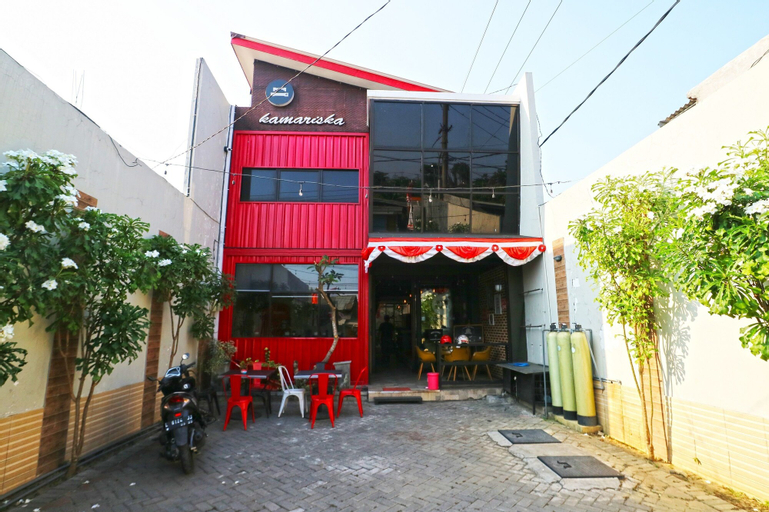 Exterior & Views 2, Kamariska Hostel, Surabaya