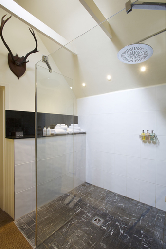 Bathroom 5, Hare And Hounds Hotel, Gloucestershire