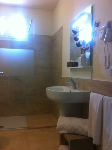 Bathroom 5, Hotel Villa del Poggio, Treviso