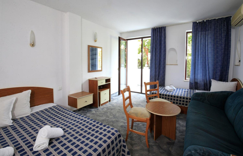 Bedroom 2, Hotel Corona - All Inclusive, Nesebar