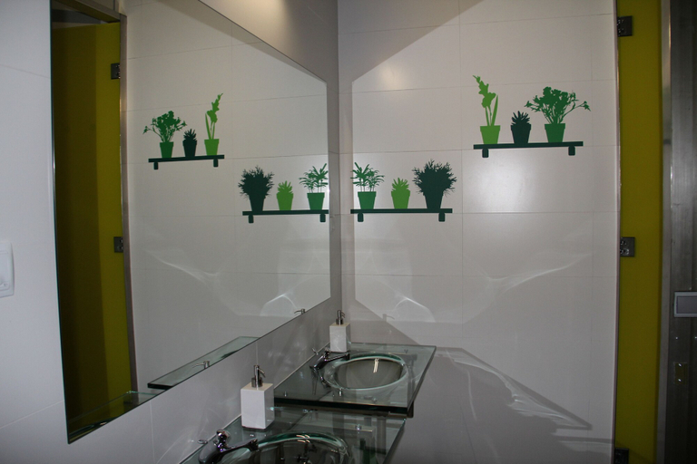 Bathroom 5, Sleep Green - Certified Eco Youth Hostel Barcelona, Barcelona