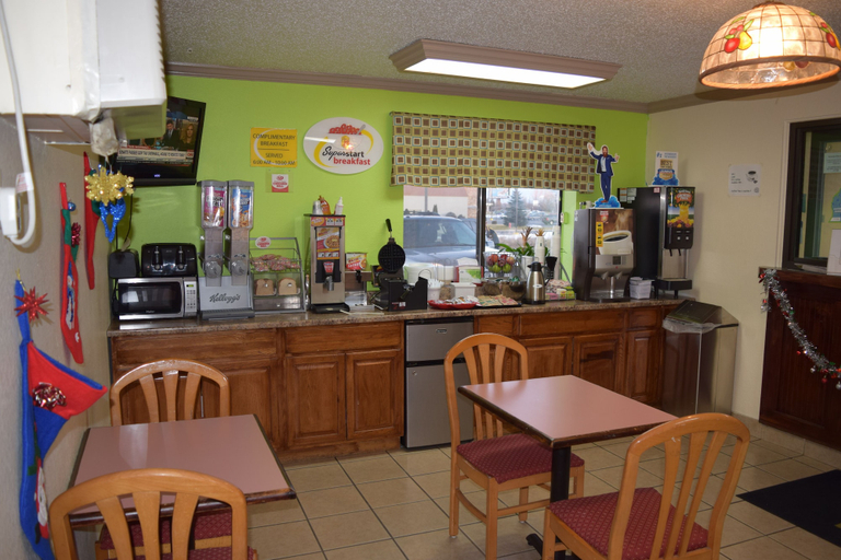 Food & Drinks 5, Super 8 by Wyndham Saginaw, Saginaw