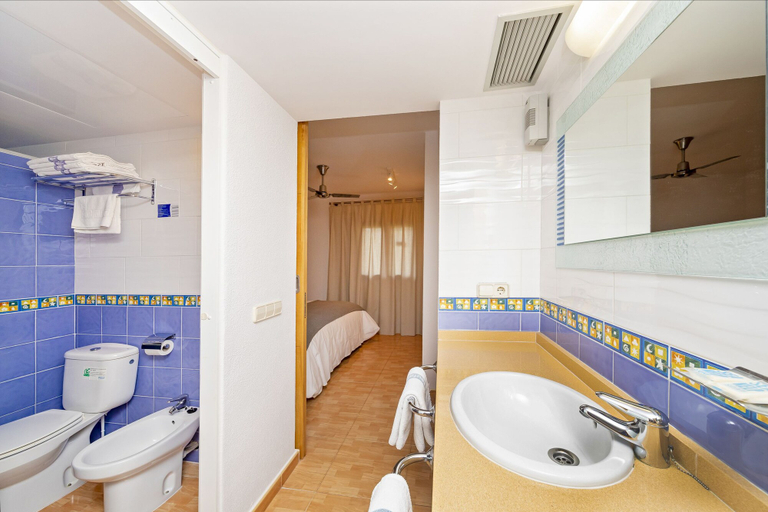 Bathroom 4, Ses Eufabietes Apartments & Restaurant, Baleares