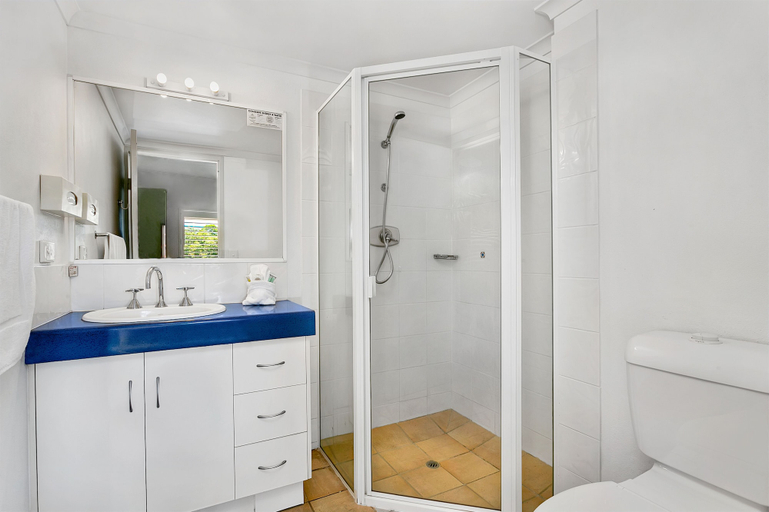 Bathroom 3, Cairns Reef Apartments & Motel, Cairns