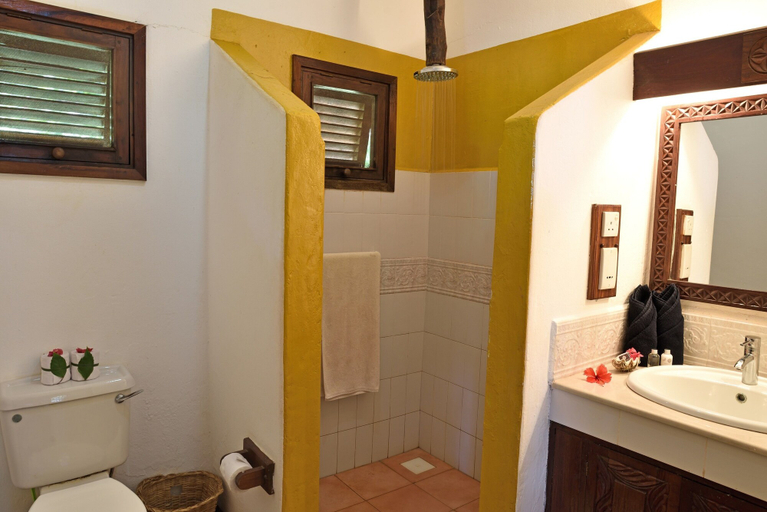 Bathroom 5, Fumba Beach Lodge, Magharibi