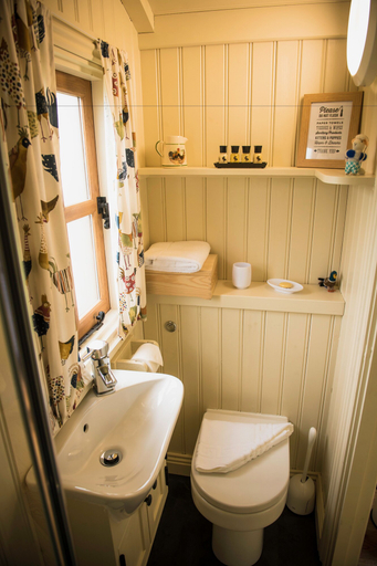 Bathroom 3, Morndyke Shepherds' Huts, North Yorkshire