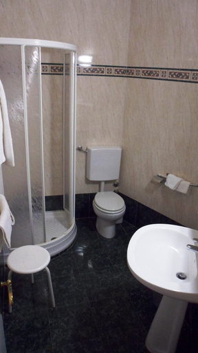 Bathroom 3, Hotel Reali, Siena