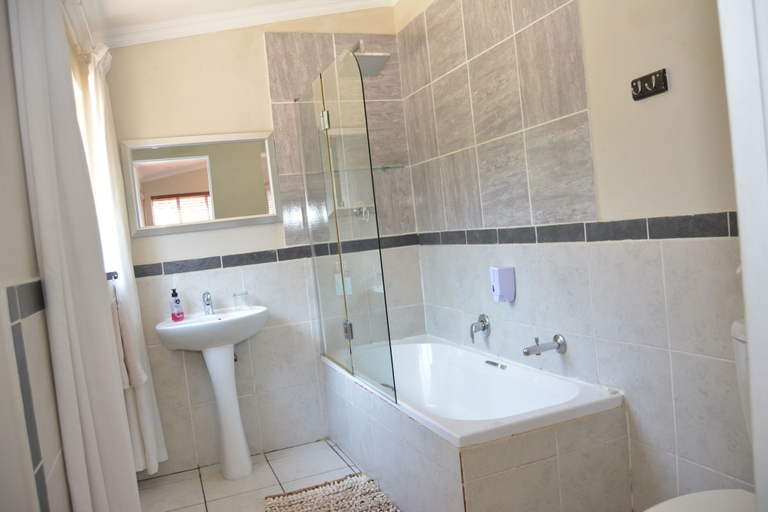 Bathroom 5, Aero Guest Lodge, Ekurhuleni