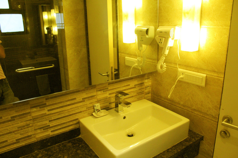 Bathroom 4, Galaxy Hotel, Mumbai Suburban