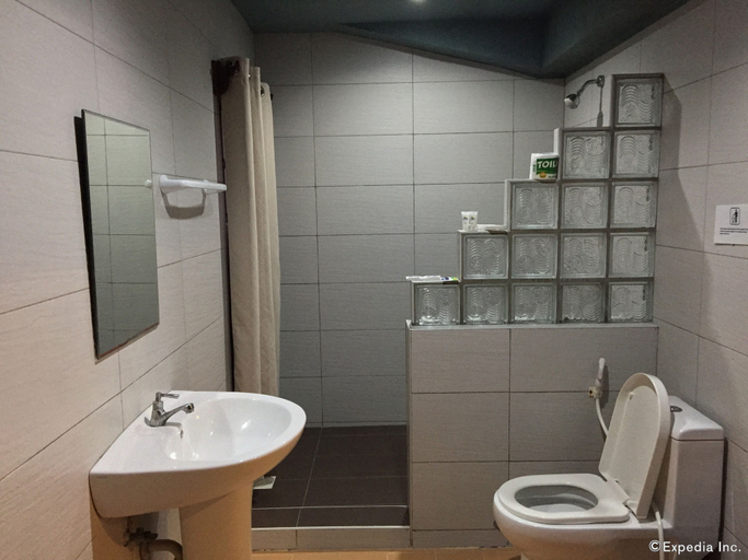 Bathroom 4, Dumaluan Beach Resort, Panglao