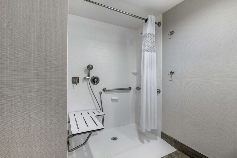 Bathroom 4, Hampton Inn & Suites Columbus, Lowndes
