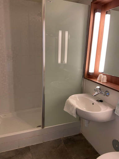 Bathroom 5, Hotel Campanile Orleans Ouest - La Chapelle St Mesmin, Loiret