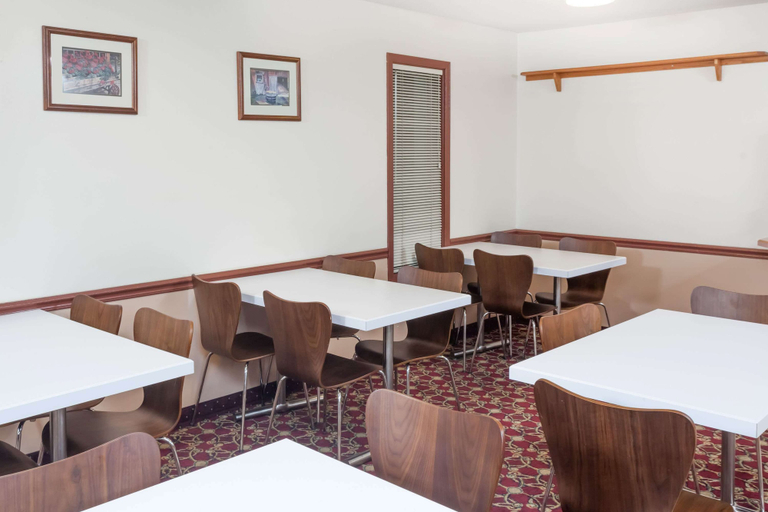 Food & Drinks 5, Super 8 by Wyndham Shipshewana, LaGrange