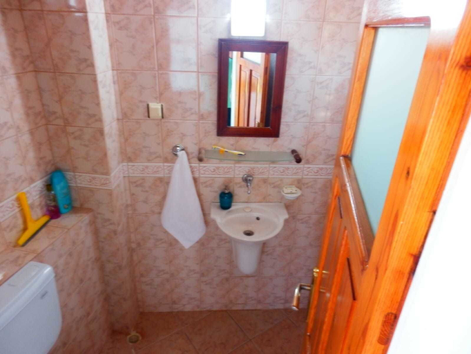 Bathroom 2, Taksiyarhis Pension, Ayvalık