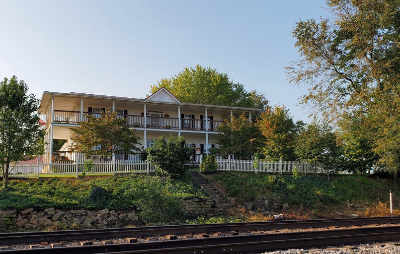 Exterior & Views
