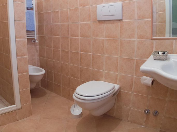 Bathroom 5, Hotel Louis II, Roma