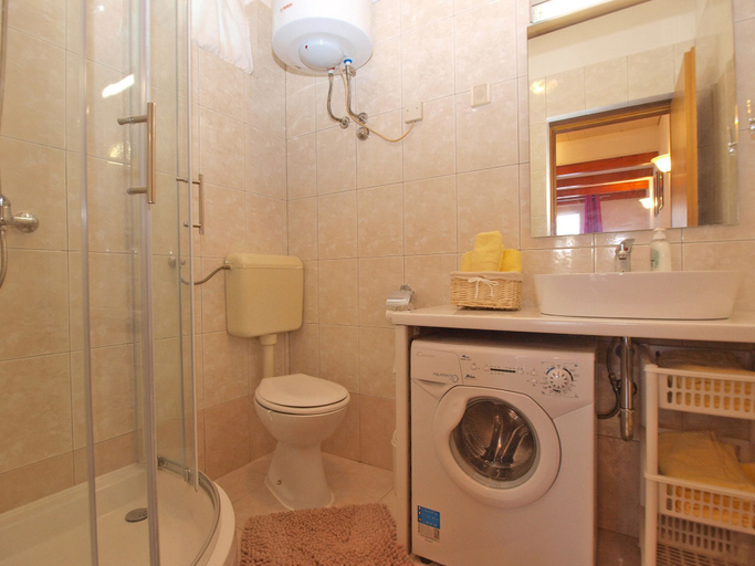 Bathroom, Apartment 1558, Pula