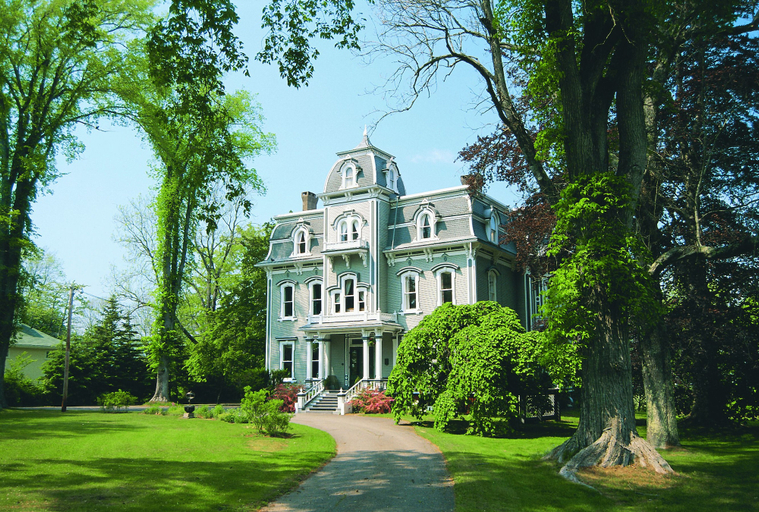 Exterior & Views