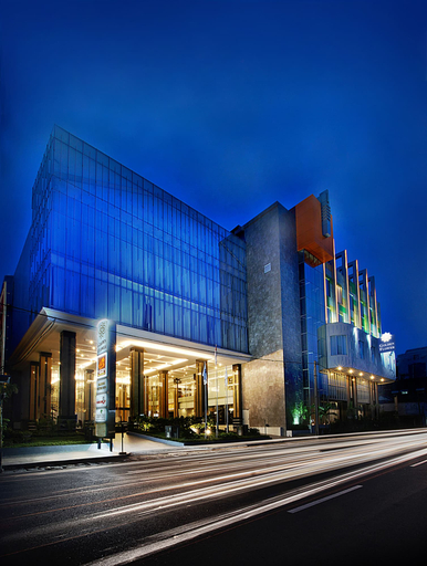 Exterior & Views 9