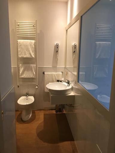 Bathroom 4, Hotel Ai Due Leoni, Gorizia