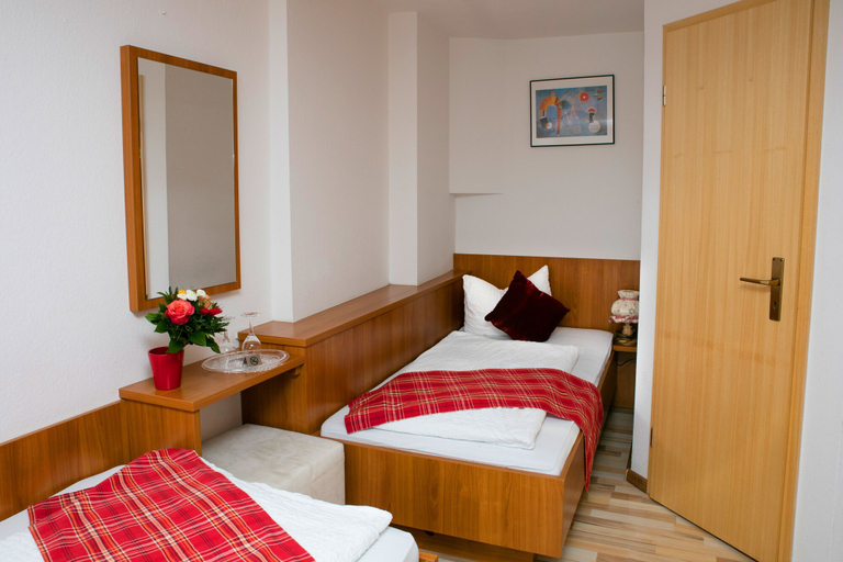 Bedroom 3, Hotel am Siebersturm, Ansbach