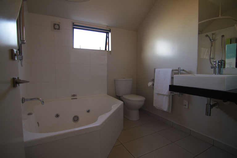 Bathroom 3, 175 Metropolitan Executive Motel on Riccarton, Christchurch