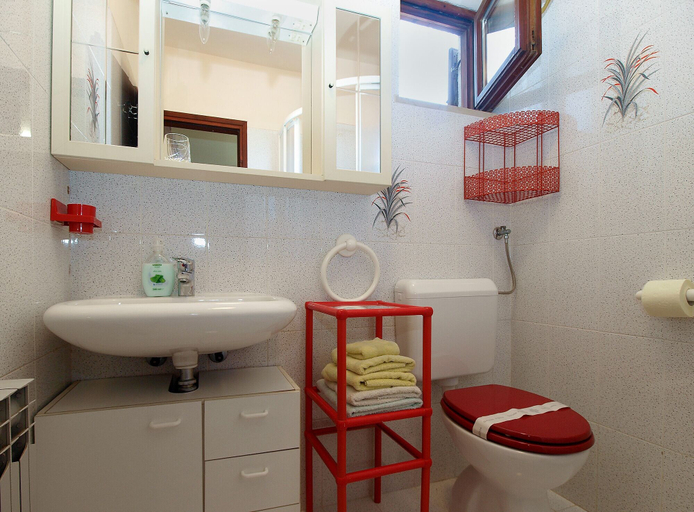 Bathroom 3, House 1946, Pula