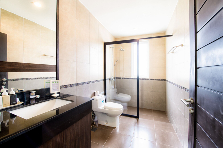 Bathroom 5, Oriental Beach Pearl Resort, K. Sam Roi Yot