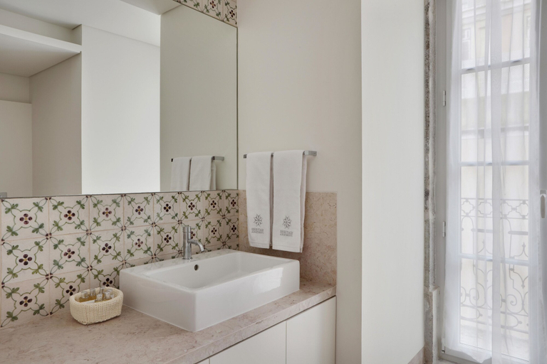 Bathroom 4, Residentas Apostolos, Lisbon