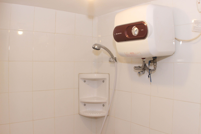 Bathroom 2, Nice And Comfy 2Br At Bassura City Apartment, Jakarta Timur