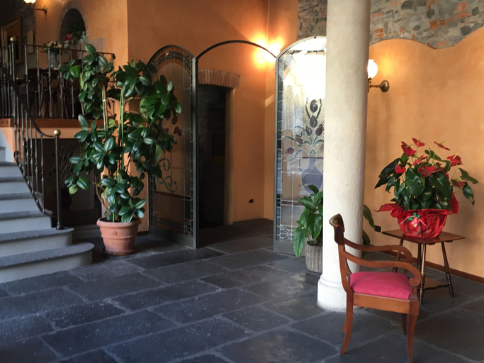 Others 5, Albergo Le Due Corti, Como