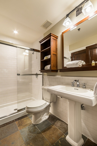 Bathroom 5, Chateau Beauvallon, Les Laurentides