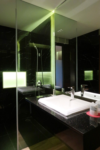 Bathroom 5, The Glory Gold Hotel, Takua Pa