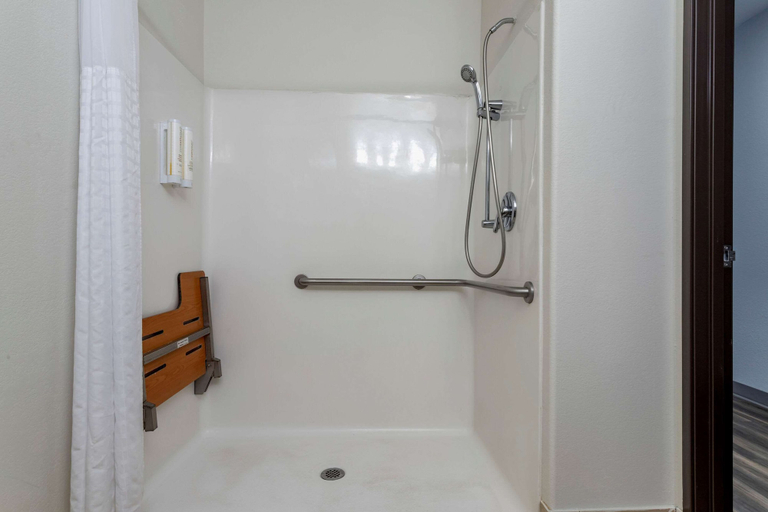 Bathroom 4, Clarion Pointe Sulphur - Lake Charles, Calcasieu