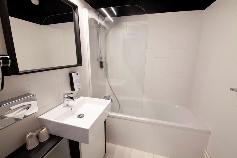 Bathroom 5, Kyriad Clermont-Ferrand Centre, Puy-de-Dôme