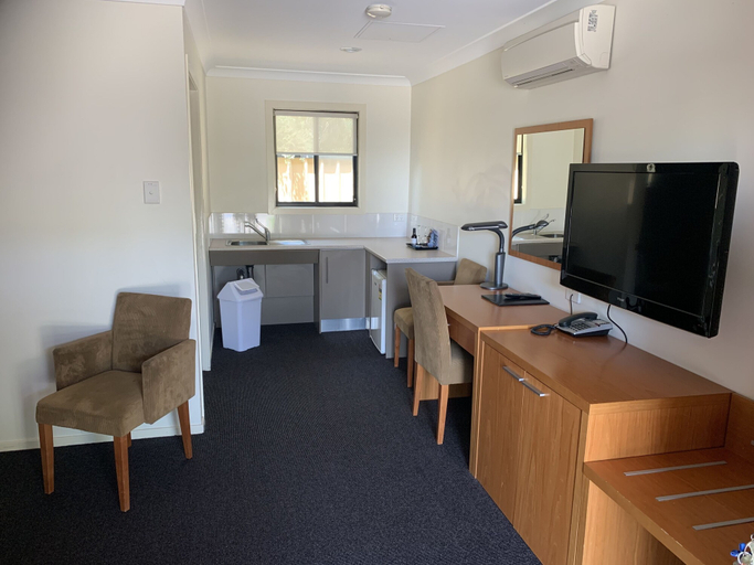 Others 4, The Grapevine Motel, Muswellbrook