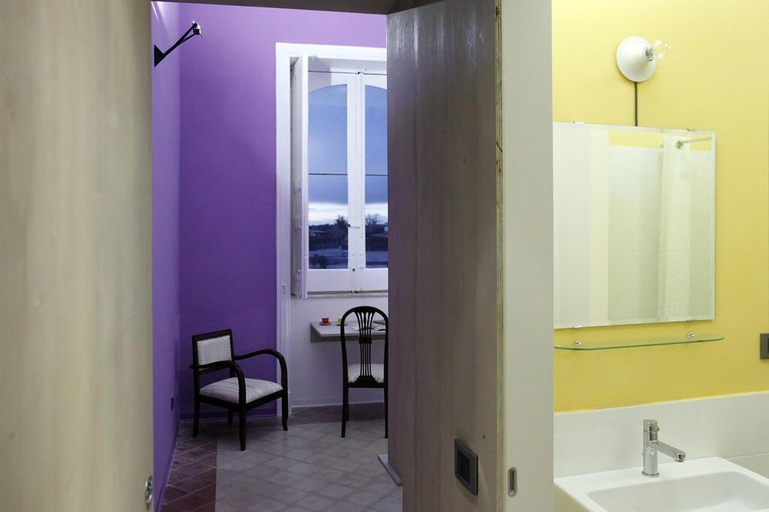 Bathroom 3, Zahara, Syracuse