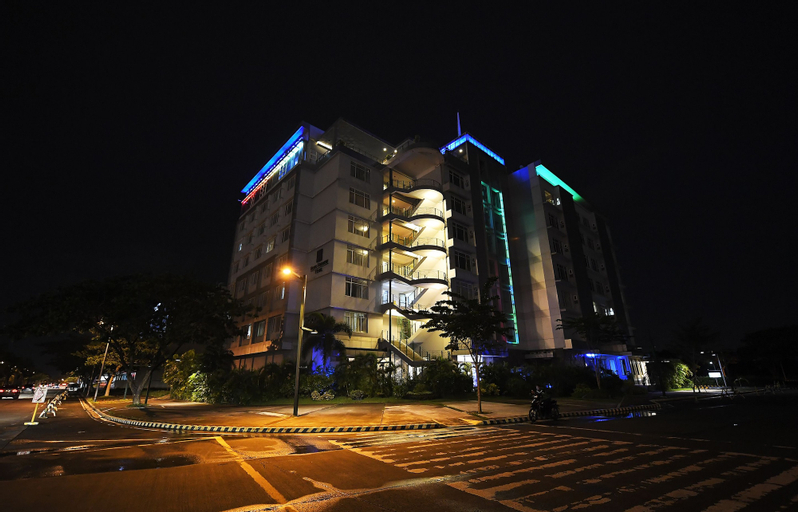 Exterior & Views