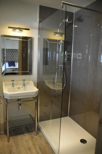 Bathroom 4, The Red Lion Inn, Somerset