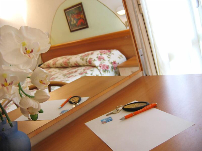 Bedroom 4, Hotel Olimpia, Rimini