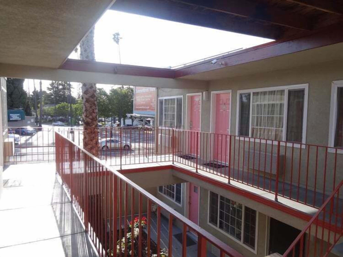 Others 5, The Flamingo Motel, Santa Clara