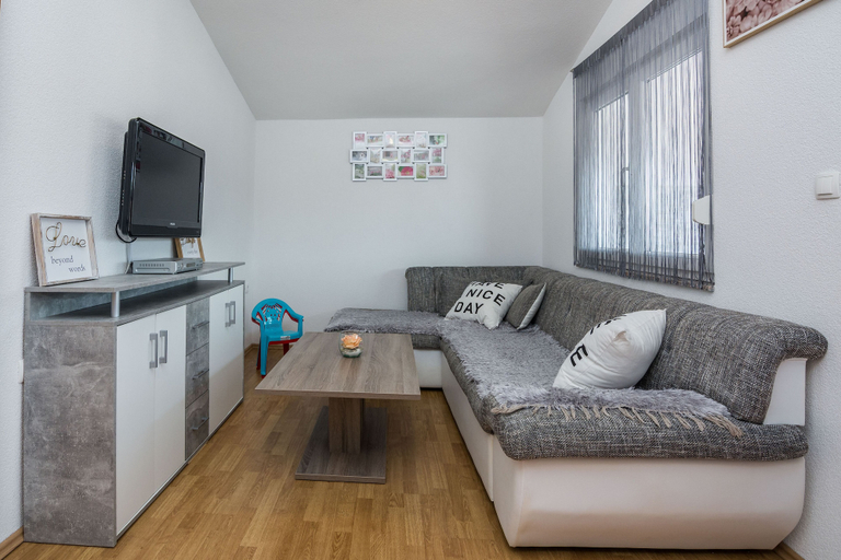 Others 5, Apartment Wenig, Vir