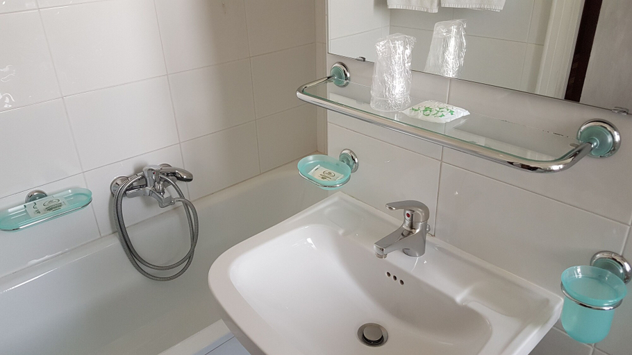 Bathroom 4, Grande Albergo Abruzzo, Chieti