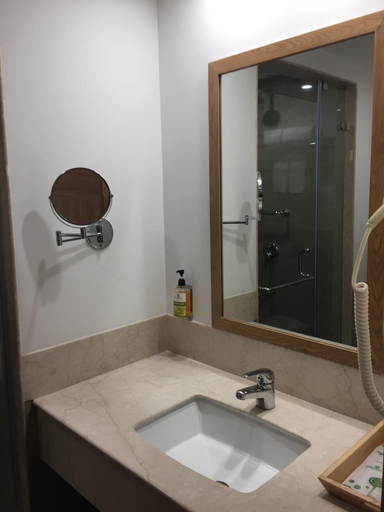 Bathroom 5, Red Fox by Lemon Tree Hotels, Sector 60, Gurugram, Gurgaon